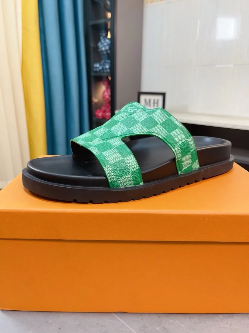 Men's shoes💰300🌹🌹【LV】Multi-color new men's slippers, original top-quality version, original special cowhide with pebbled embossing➕sheepskin on the inner and side, non-slip combination sole, more stable walking, more comfortable and lightweight, high-end and generous, size: 38~44